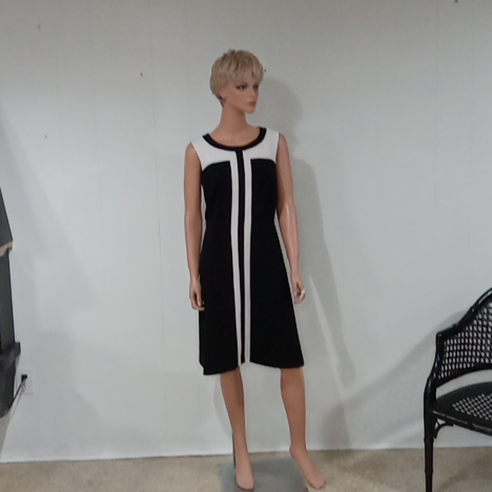 Black/white sleeveless dress